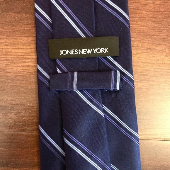🌿SALE🌿Like New Dressy JONES New York Navy Blue 100% Silk Striped Necktie - Picture 4 of 10